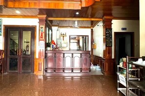 Lobby lounge - Heuangpaseuth Hotel (Luang Prabang)