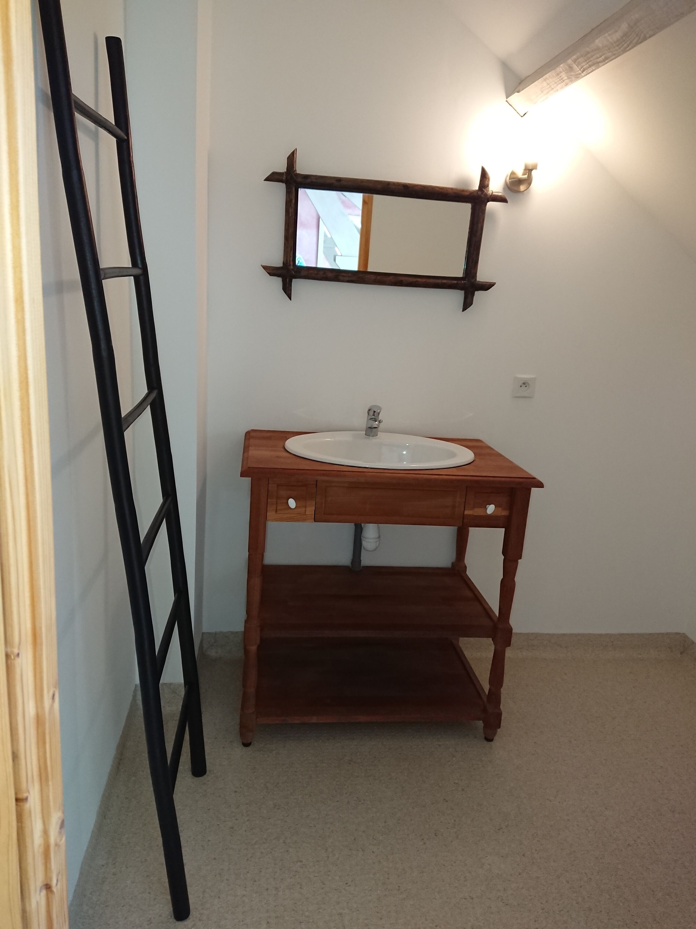 Douche, serviettes fournies, savon, papier toilette