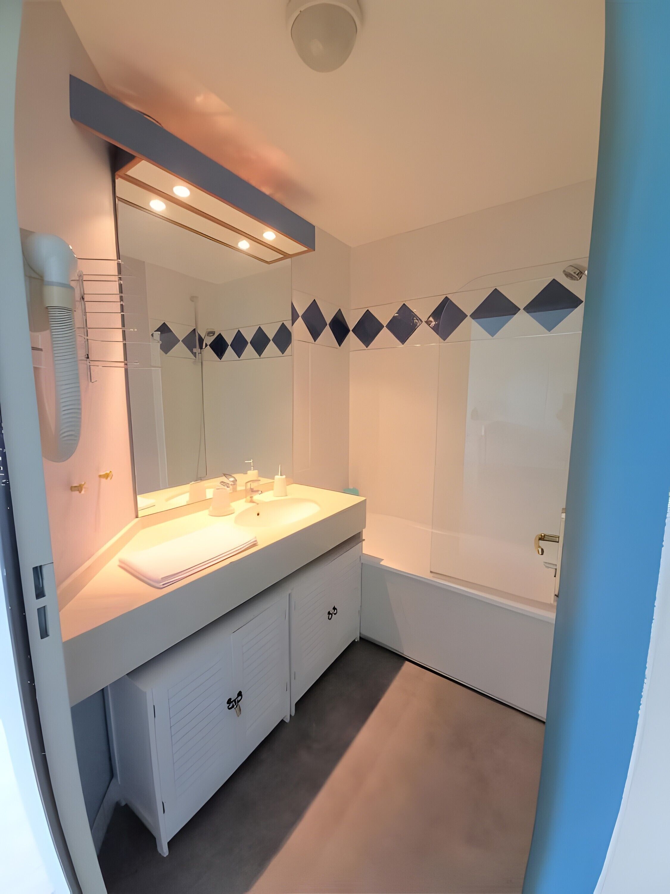 Chuveiro, produtos de toalete grátis, secador de cabelo 