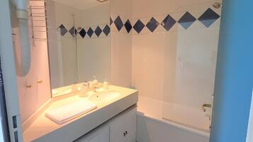 Chuveiro, produtos de toalete grĂĄtis, secador de cabelo