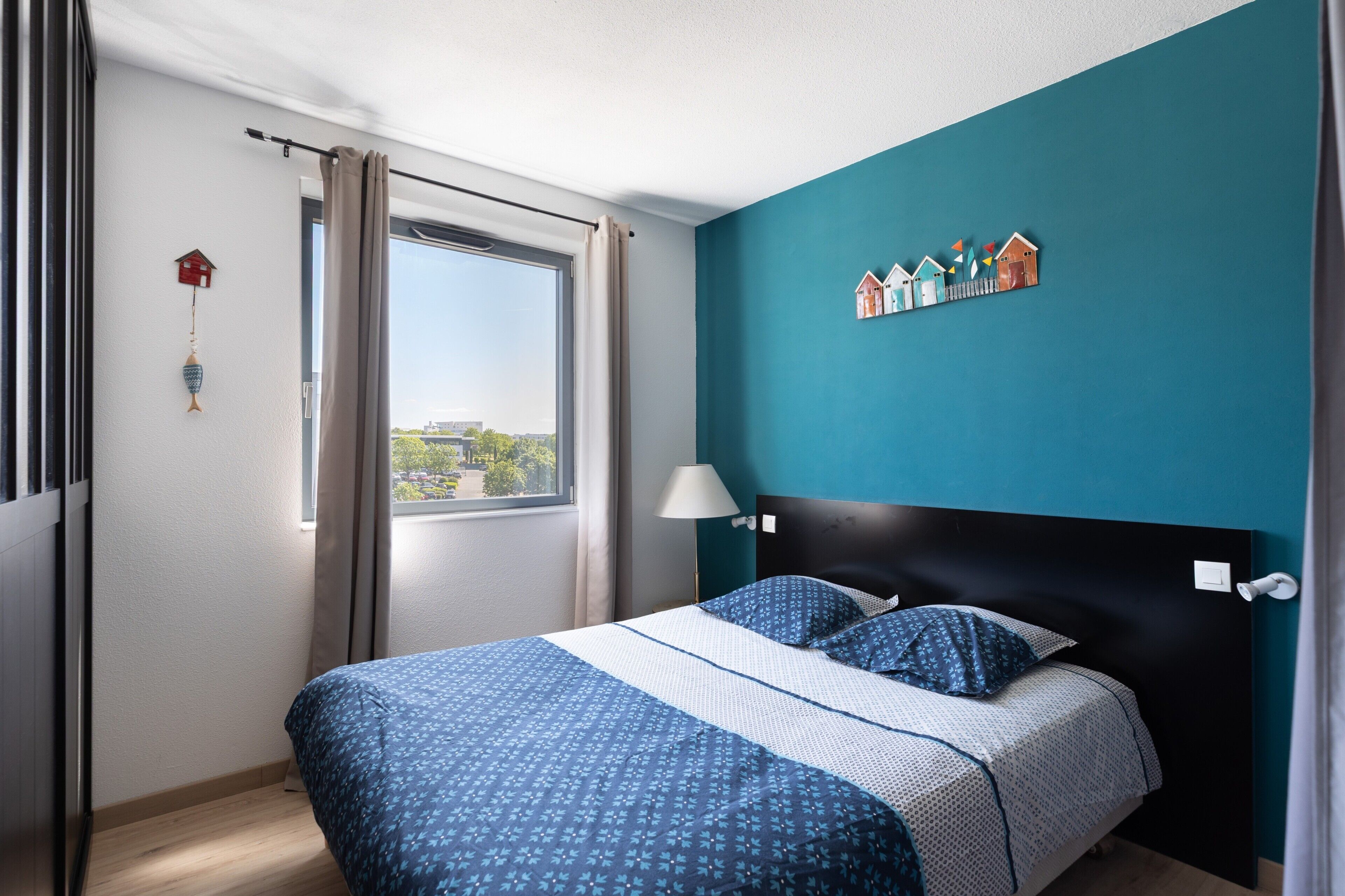 1 bedroom, bed sheets