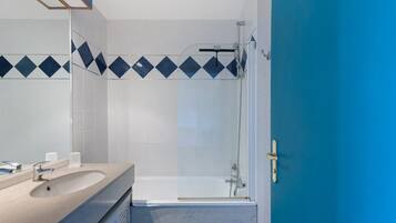 Chuveiro, produtos de toalete grátis, secador de cabelo