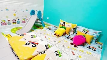 Cribs/infant beds