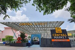 L'entrée du marché central de Hô-Chi-Minh-Ville, avec une entrée couverte, une enseigne et un ciel dégagé au-dessus.