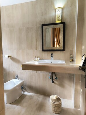 舒適雙人房, 非吸煙房, 泳池景觀 | 浴室 | 淋浴設備、免費盥洗用品、吹風機、毛巾