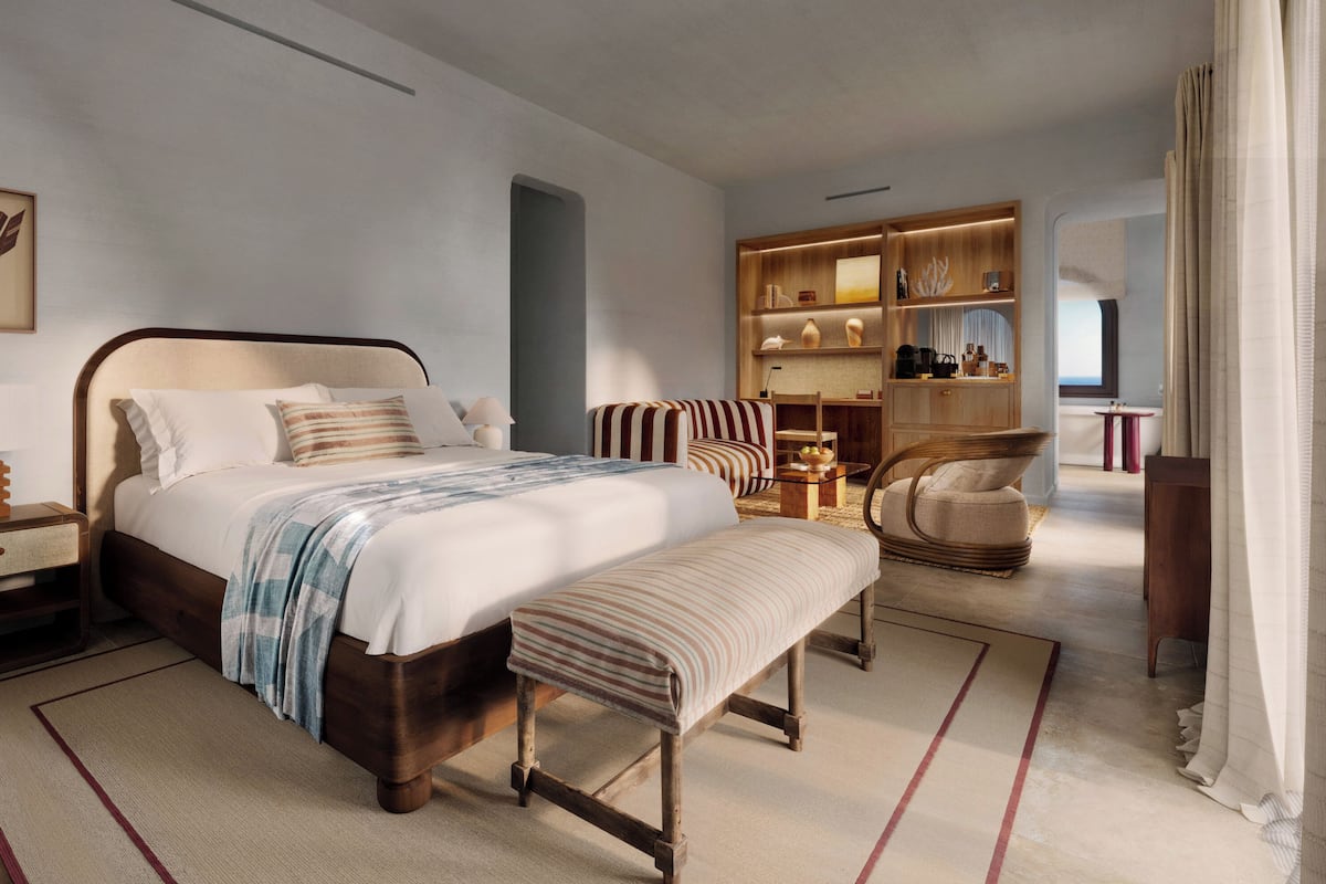 Delos Delon Suite | In-room safe, blackout drapes, iron/ironing board, free WiFi