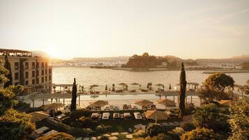 Alberca techada y 3 albercas al aire libre