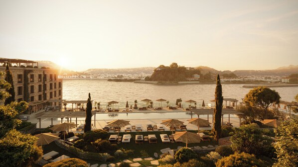 Alberca techada y 3 albercas al aire libre