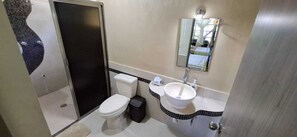 Family Double Room, Balcony, Lagoon View | Bathroom