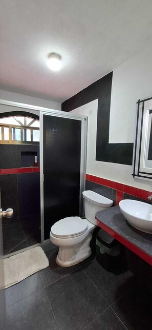 Standard Room, Lagoon View | Bathroom | Shower, towels, soap, shampoo
