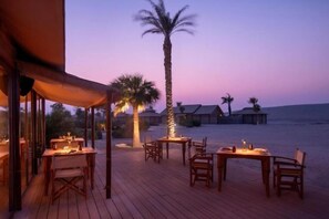 تناول الطعام بالخارج