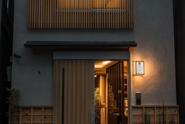 Exterior - 11-Min Walk to Sensoji! Modern x Traditional House in Asakusa, 1 Min to Shopping street (Tokyo)
