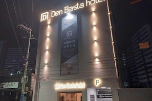 Un hotel con un letrero llamativo anunciando una gran inauguración.