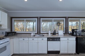 ثلاجة، ميكروويف، فرن، موقد طهي مسطح