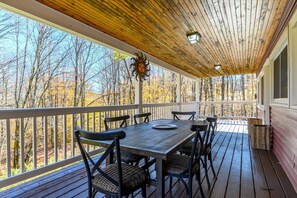 Outdoor dining - Cozy cabin with Forest views - Minutes to Mountain (Winhall)