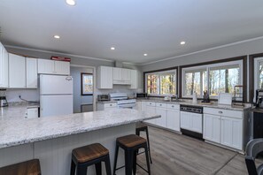 Fridge, microwave, oven, stovetop - Cozy cabin with Forest views - Minutes to Mountain (Winhall)