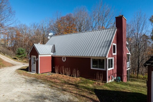 Cozy cabin with Forest views - Minutes to Mountain