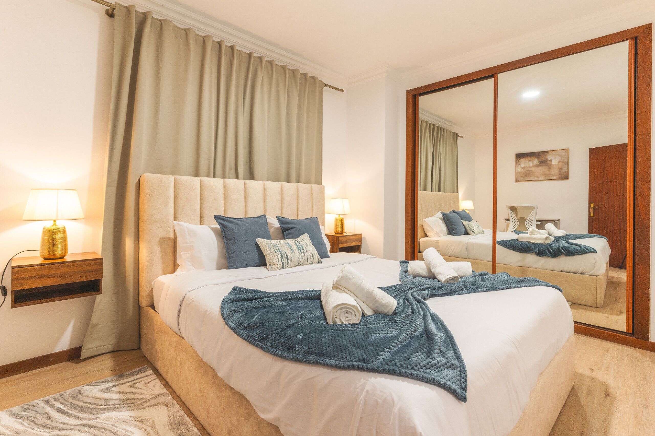 2 Schlafzimmer, Schreibtisch, Bügeleisen/Bügelbrett, Reisekinderbett