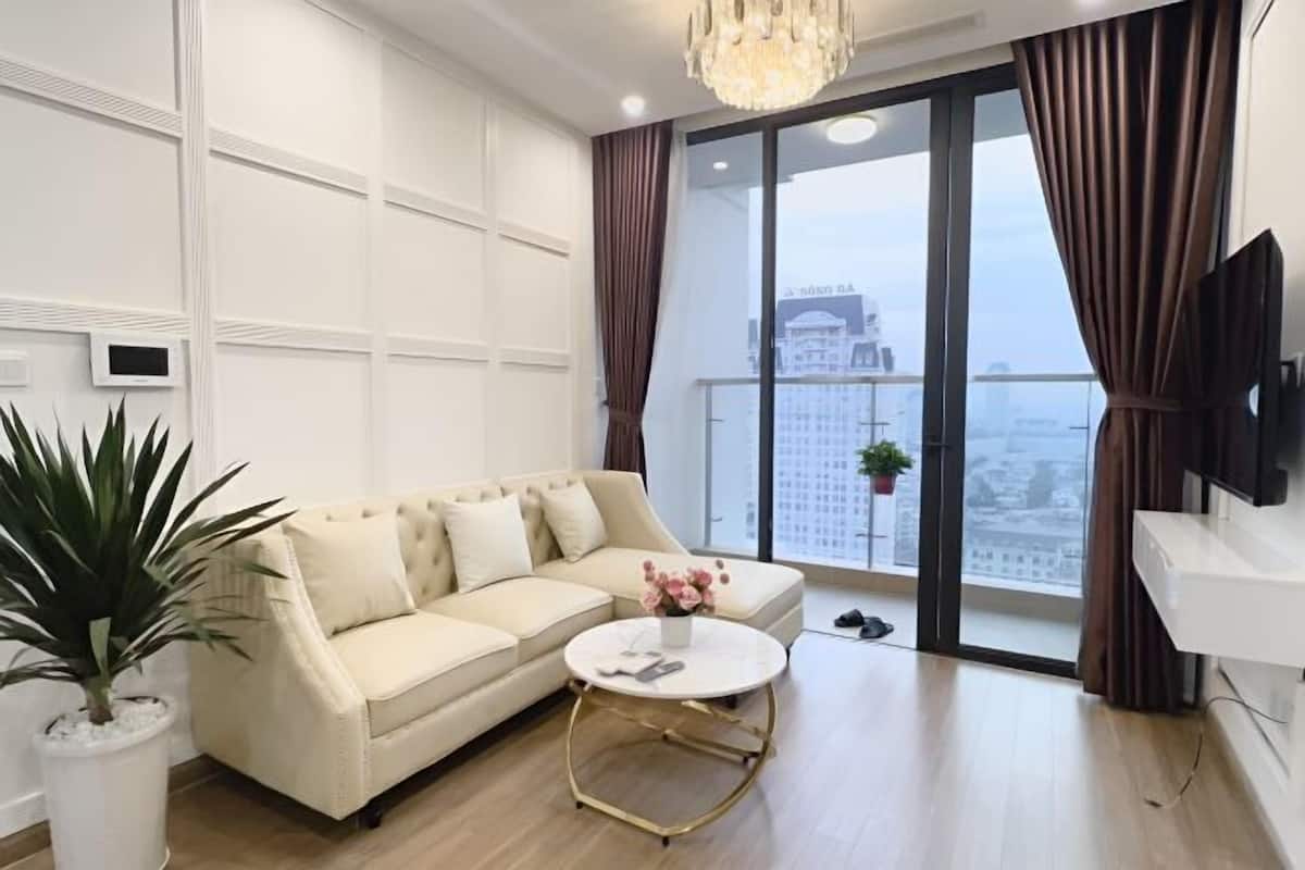 Una sala de estar moderna con un sofá, una mesa de centro y una televisión.