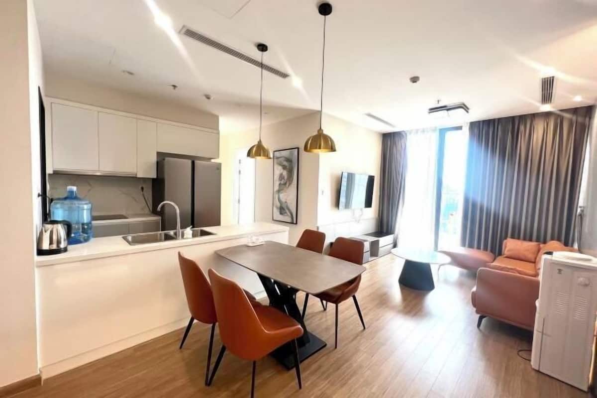Un espacio habitable moderno con cocina, comedor y zona de estar.