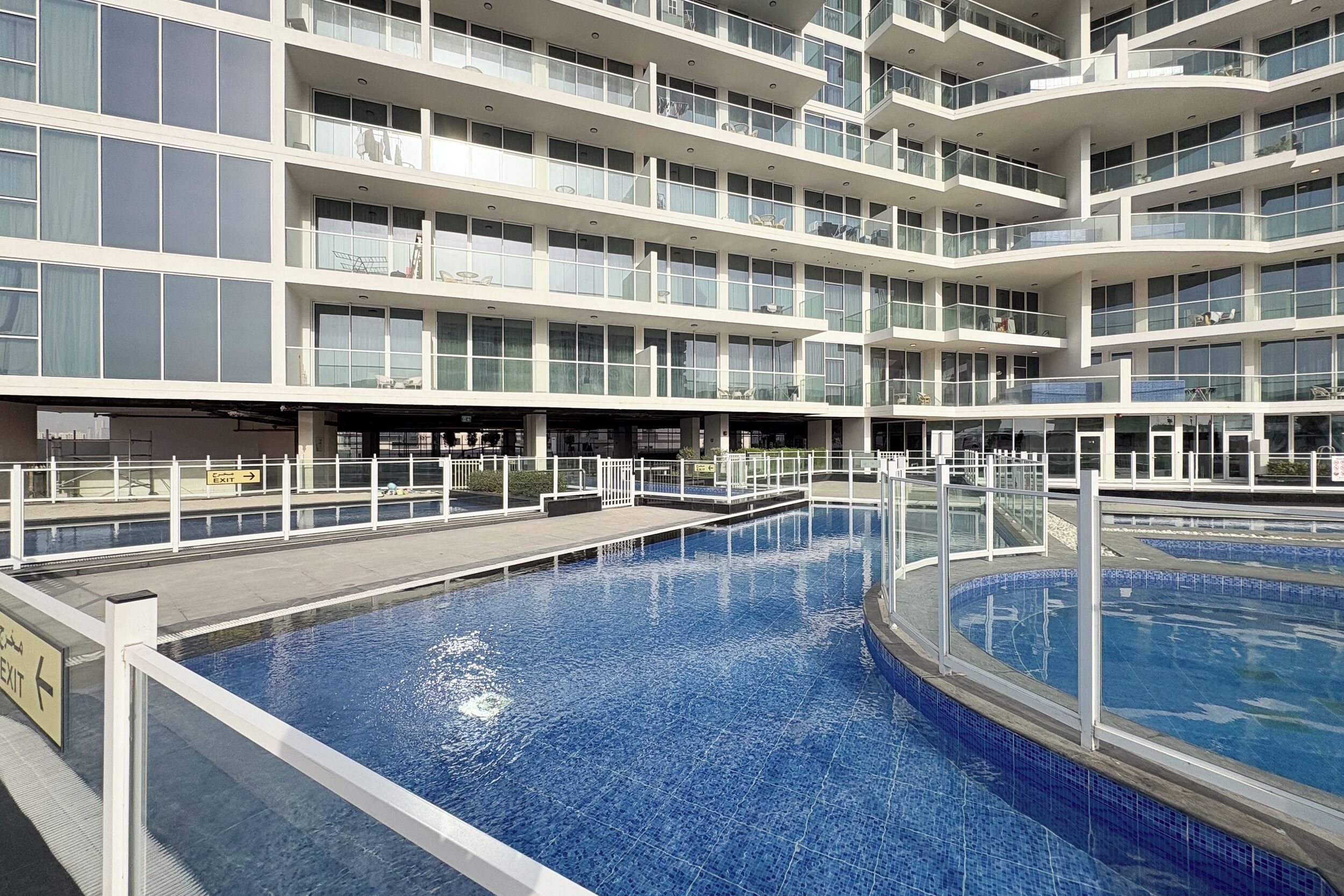 Außenpool, Sonnenschirme, Liegestühle