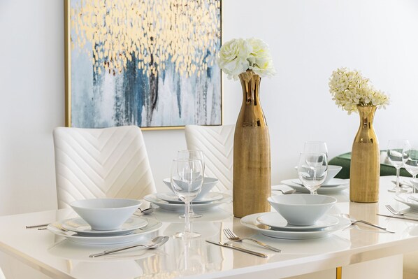 تناول الطعام داخل الغرفة