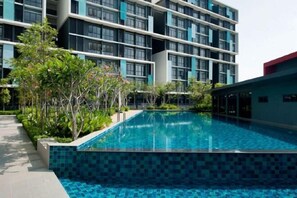Hồ bơi ngoài trời