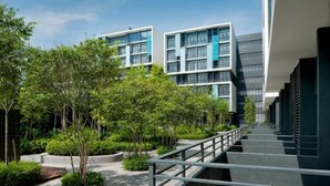 A modern building with a staircase, surrounded by greenery and trees. - Core Soho Suite KLIA FREE WIFI BY GOLDEN GATES (Dengkil)