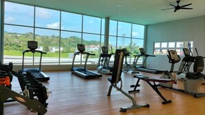 A gym with treadmills, elliptical machines, and free weights. - Mahkota Valley Suite Indera Mahkota@ Netflix (Kuantan)