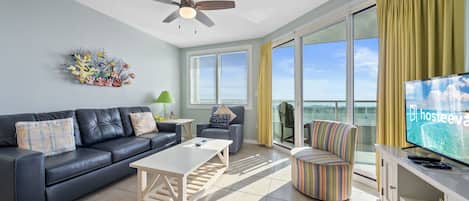 Signature appartement, 2 slaapkamers, huisdieren toegestaan, uitzicht op strand | Woonkamer | Een 50-inch smart-tv met digitale zenders
