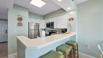 Signature Condo, 2 Bedrooms, Pets Allowed, Beach View | Private kitchen | Fridge, microwave, oven, stovetop