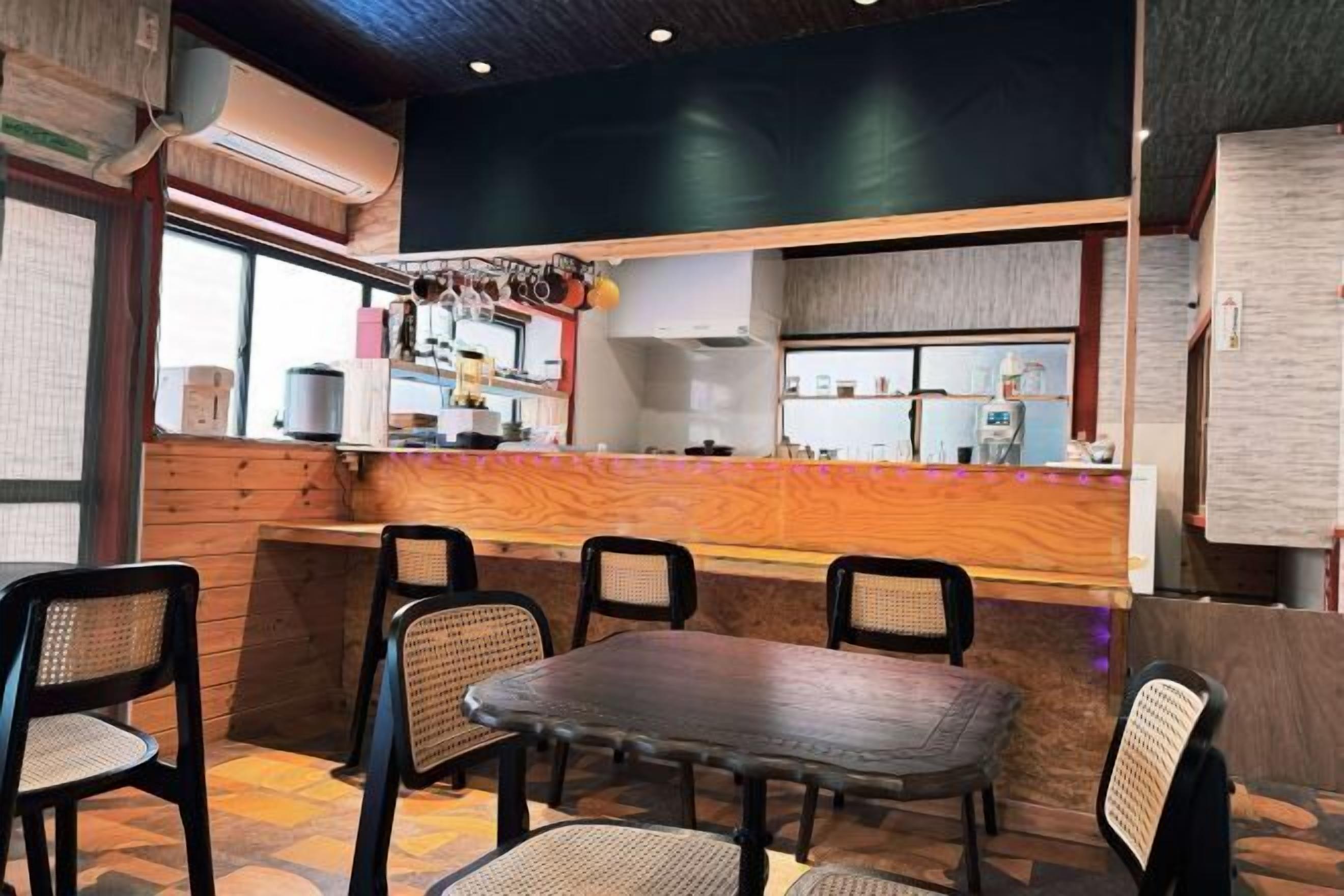 Bar (trong khuôn viên)