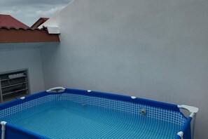 Outdoor pool - Fallem's Homestay I 4 Rooms I Fully Aircond I WiFi (Melaka)
