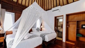A room with two beds, a canopy bed, wooden flooring, a wardrobe, and a mirror. - The Lavana Jhonny Kibung Villas Lembongan (Bali)