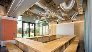Une cuisine moderne avec des plans de travail en bois et des appareils électroménagers intégrés.
