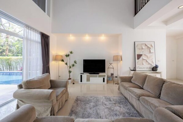 Lobby lounge - Five bedrooms pool villa (Bangkok)