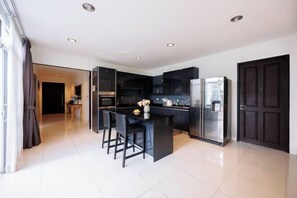 Restaurant - Five bedrooms pool villa (Bangkok)