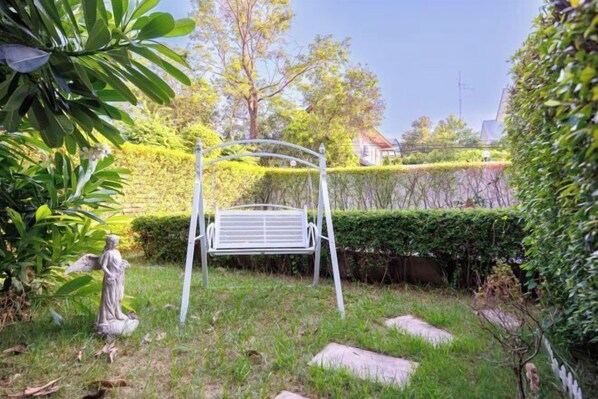 Garden - Five bedrooms pool villa (Bangkok)