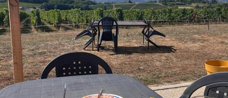 Frokost med lokale retter er inkludert hver dag