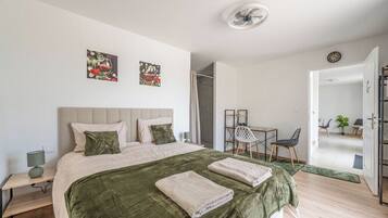 Deluxe tweepersoonskamer, uitzicht op zwembad | Een kluis op de kamer, verduisterende gordijnen, gratis wifi