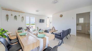 Premium bedding, in-room safe, blackout drapes, soundproofing