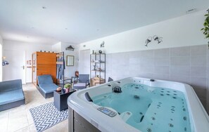 ตู้นิรภัยในห้องพัก, ผ้าม่านกันแสง, Wi-Fi ฟรี