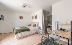 ห้องดีลักซ์ดับเบิล, วิวสระว่ายน้ำ | เครื่องนอนระดับพรีเมียม, ตู้นิรภัยในห้องพัก, ผ้าม่านกันแสง