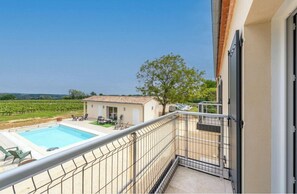 Premium bedding, in-room safe, blackout drapes, travel crib