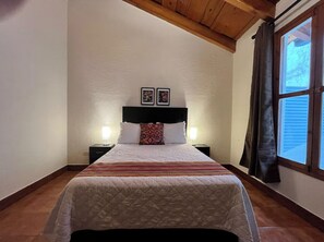 2 slaapkamers, een strijkplank/strijkijzer, internet, beddengoed