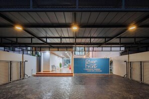 Free self parking - Riverfront Pool Villa Rangsit Klong 4 (Thanyaburi)