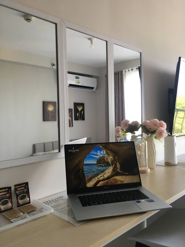 Room, 1 Bedroom, Smoking | Dining room