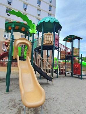 Room, 1 Bedroom, Smoking | Children's area