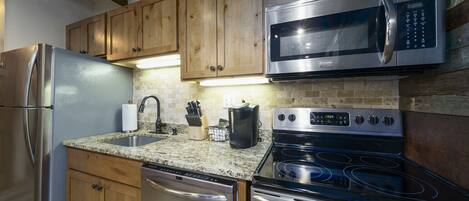 Réfrigérateur, micro-ondes, four, plaque de cuisson