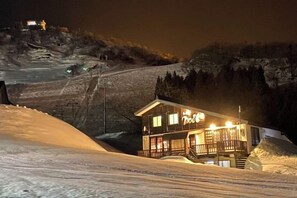 A hotel with a balcony, located at the base of a snowy slope. - Lodge noel (Minamiuonuma)